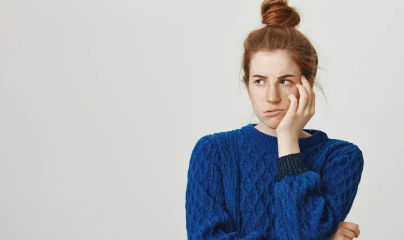 девушка с расстройством личности в синем свитере